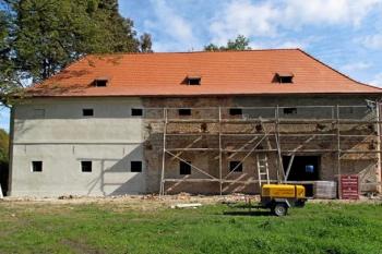 sýpka při rekonstrukci fasády (© Jan P. Štěpánek 10/2013)