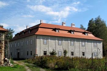 pohled na zámek od zadního příjezdu (© Jan P. Štěpánek 10/2013)