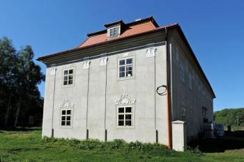 pohled na zámek od vstupní brány (© Jan P. Štěpánek 05/2014)