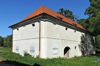 zámecká sýpka z konce 18. století (© Jan P. Štěpánek 05/2014)