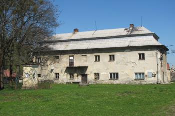 Hosp.budova severně od zámku ( © Dušan Dohňanský 04/2019)
