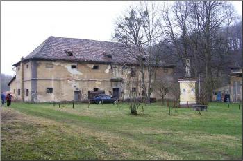 areál dvora s hospodářskou budovou a kapličkou ( © Jan P. Štěpánek 04/2005)