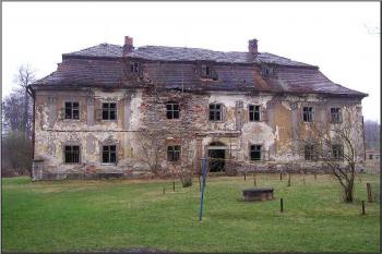 celkový pohled na hlavní průčelí zámku ( © Jan P. Štěpánek 04/2005)