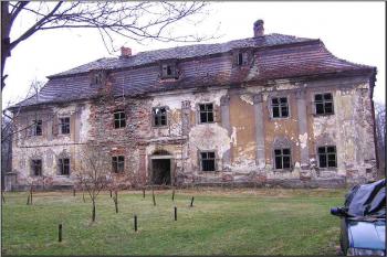 celkový pohled na hlavní průčelí zámku ( © Jan P. Štěpánek 04/2005)