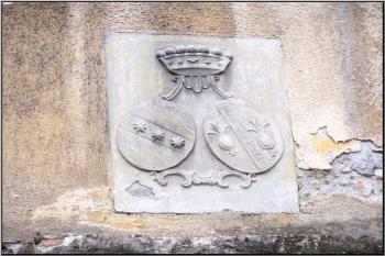 erb Skrbenských a Coelestynů nad vchodem do hospodářské budovy ( © Jan P. Štěpánek 04/2005)