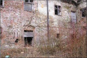 východní fasáda tzv. bočního křídla ( © Jan P. Štěpánek 04/2005)
