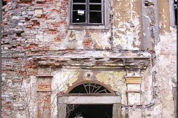 vstupní portál zámku ( © Jan P. Štěpánek 04/2005)