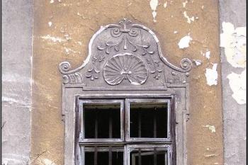 ukázka dochované štukové šambrány v okně přízemí zámku ( © Jan P. Štěpánek 04/2005)