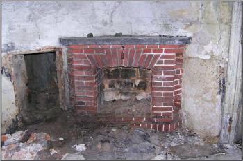 cihlový krb v bývalé vstupní hale přízemí zámku ( © Jan P. Štěpánek 04/2005)