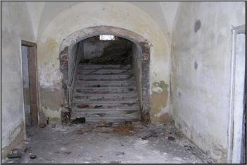 vstupní hala se schodištěm do patra zámku ( © Jan P. Štěpánek 04/2005)