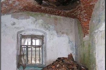 část propadlé klenby v místnosti přízemí zámku ( © Jan P. Štěpánek 04/2005)