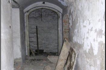 přední část chodby tzv. bočního křídla ( © Jan P. Štěpánek 04/2005)