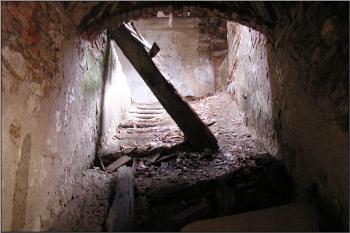 zdevastované boční schodiště do patra zámku ( © Jan P. Štěpánek 04/2005)