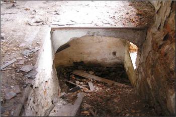 pohled z patra na hlavní schodiště ( © Jan P. Štěpánek 04/2005)