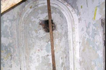 pouze oválná nika zbyla po cenných kachlových kamnech ( © Jan P. Štěpánek 04/2005)