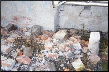 propadlé trámy stropu ležící na podlaze patra zámku ( © Jan P. Štěpánek 04/2005)