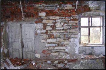 pohled na vstupní dveře na bývalý balkon ( © Jan P. Štěpánek 04/2005)