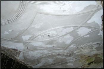 část štukového zrcadla v patře zámku ( © Jan P. Štěpánek 04/2005)