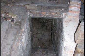 pohled z půdy na schodiště do patra zámku ( © Jan P. Štěpánek 04/2005)