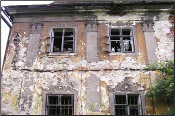 východní část hlavního průčelí zámku ( © Jan P. Štěpánek 08/2005)