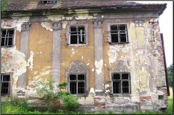 západní část hlavního průčelí zámku ( © Jan P. Štěpánek 08/2005)