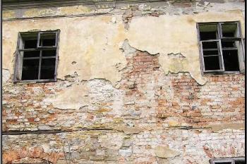 tzv. boční křídlo - detail stavební spáry mezi hlavním a bočním křídlem zámku ( © Jan P. Štěpánek 08/2005)