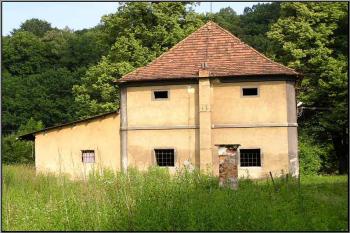 hospodářská budova tvořící jz. frontu dvora ( © Jan P. Štěpánek 08/2005)