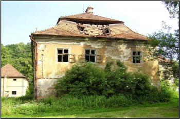 jihovýchodní průčelí tzv. bočního křídla ( © Jan P. Štěpánek 08/2005)