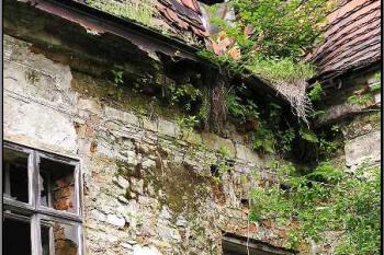 vnitřní nároží zámku s bývalým vstupem na balkon ( © Jan P. Štěpánek 08/2005)