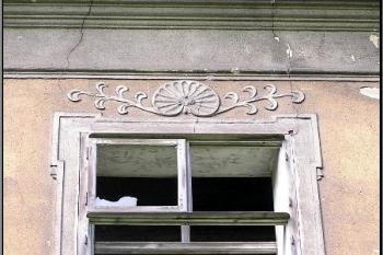 detail dochovaných štukových šambrán oken v patře zámku ( © Jan P. Štěpánek 08/2005)
