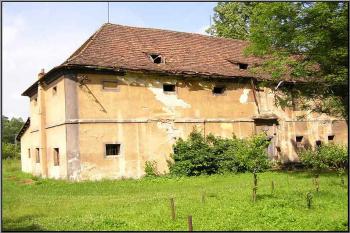nádvorní strana hospodářské budovy ve dvoře ( © Jan P. Štěpánek 08/2005)