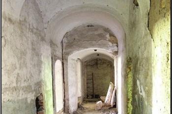 komunikační chodba tzv. bočního křídla ( © Jan P. Štěpánek 08/2005)