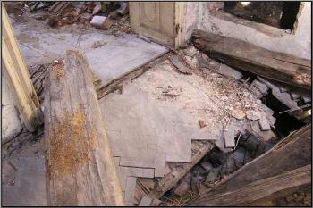 zničená parketová podlaha hlavní haly patra ( © Jan P. Štěpánek 08/2005)