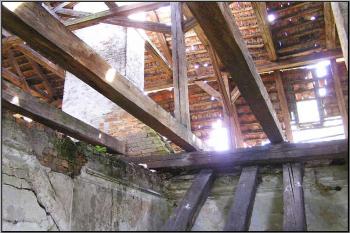 patro zámku a krov dnes tvoří jeden prostor ( © Jan P. Štěpánek 08/2005)