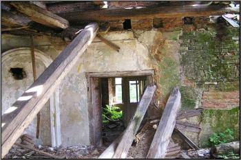 bývalá honosná místnost patra ( © Jan P. Štěpánek 08/2005)