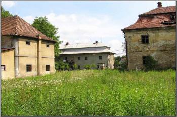pohled od západu do bývalého dvora ( © Jan P. Štěpánek 08/2005)