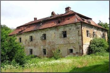 pohled na tzv. boční křídlo ( © Jan P. Štěpánek 08/2005)