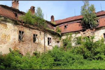 panorama zadní části zámku od jihovýchodu ( © Jan P. Štěpánek 08/2005)