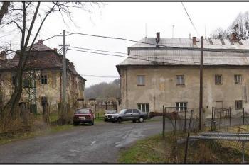 panorama zámku a dvora od středu obce ( © Jan P. Štěpánek 04/2005)