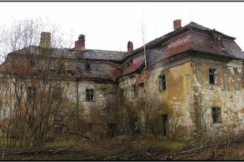 panorama zadní části zámku od východu ( © Jan P. Štěpánek 05/2005)