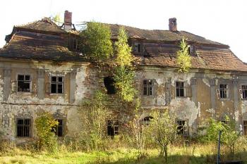 hlavní průčelí rozpadajícího se zámku v Ropici ( © Jan P. Štěpánek 10/2007)