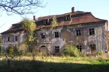 hlavní průčelí rozpadajícího se zámku v Ropici ( © Jan P. Štěpánek 10/2007)