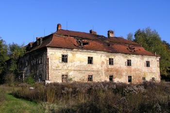 zámek v Ropici od západu ( © Jan P. Štěpánek 10/2007)