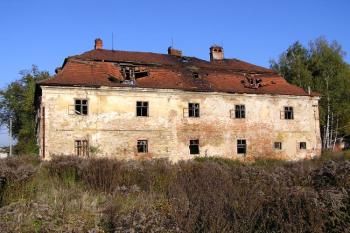jihozápadní  průčelí ropického zámku ( © Jan P. Štěpánek 10/2007)