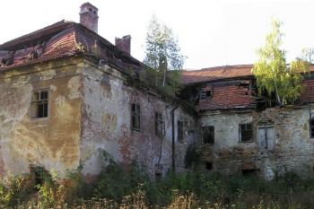 pohled od jihovýchodu na zadní trakt ropického zámku ( © Jan P. Štěpánek 10/2007)