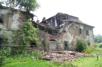 sesuté patro a střecha vstupního průčelí zámku ( © Jan P. Štěpánek 07/2009)