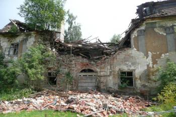 pohled na destruované zdivo vstupního průčelí zámku ( © Jan P. Štěpánek 07/2009)