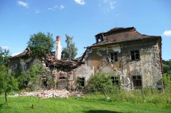 zborcené vstupní průčelí zámku od starší hospodářské budovy ( © Jan P. Štěpánek 07/2009)