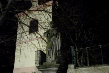 socha u kostela sv. Jakuba (© František Kinař, 12/2014)