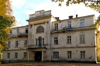 vstupní průčelí zámku (© Jan P. Štěpánek 10/2013)
